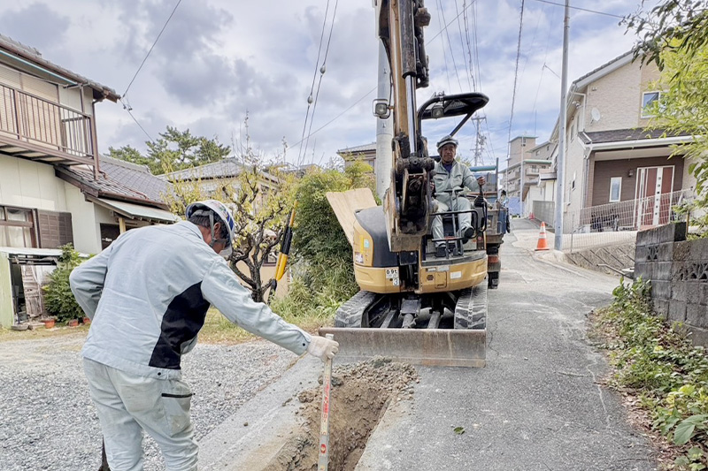 共栄配管株式会社 道路掘削の様子